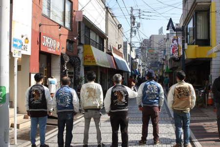 Erkunden Sie Yokosuka und genießen Sie einen Drink mit Freunden in der Dobuita Straße image