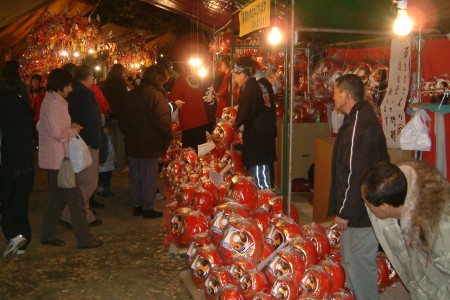 Wünsche werden wahr auf dem winterlichen Iizumi Kannon Daruma Markt image