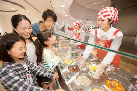 เที่ยวชมพิพิธภัณฑ์บะหมี่กึ่งสำเร็จรูปในตอนกลางวัน และชมวิวพาโนรามาของโยโกฮามะในตอนกลางคืน