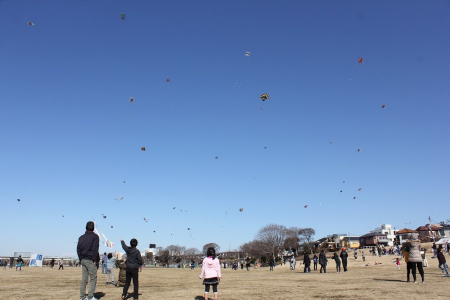 自作の凧を飛ばす「凧あげ祭り」仲間と童心にかえりませんか？ image