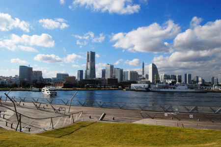 Vue imprenable sur Yokohama depuis le quai d&#039;Osanbashi et croisière en bateau de plaisance