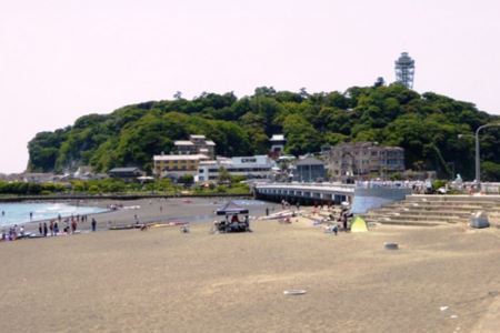 Promenade jusqu&#039;à Enoshida pendant la marée basse image