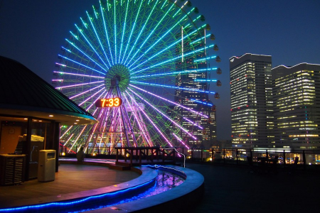 輝き始めたビルの明かりの向こうに光るのは横浜の黄昏 image