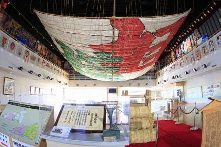Großes Drachen-Museum und Blick auf das Sagami-Tal
