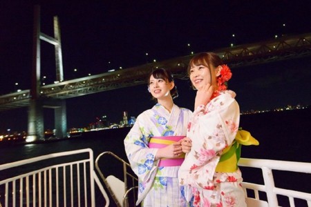 穿着浴衣登上夜游船，享受横滨的清凉海风