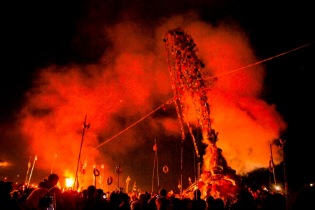 오이소 사기초 축제의 장엄한 불꽃을 구경해보세요