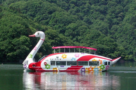 Entdecken Sie mit einem schwanenförmigen Boot Sagamiharas Naturschönheiten!