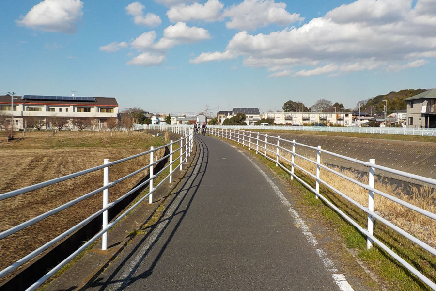 Mit dem Fahrrad am Fluss Sakai entlang