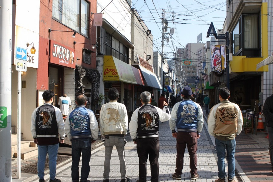 Erkunden Sie Yokosuka und genießen Sie einen Drink mit Freunden in der Dobuita Straße