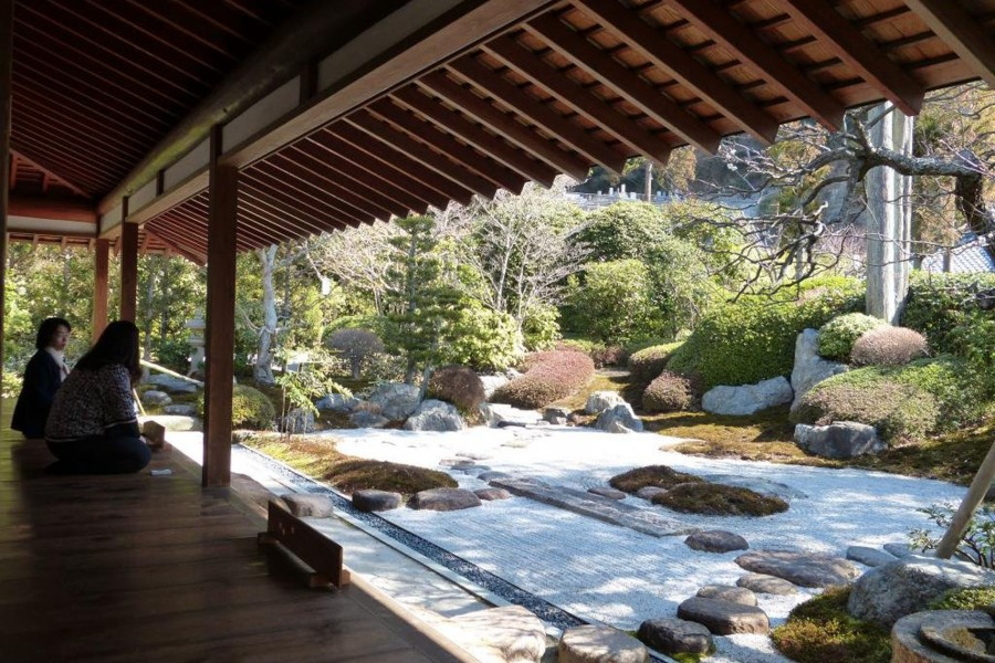 가마쿠라의 일본 정원과 사원을 산책하세요