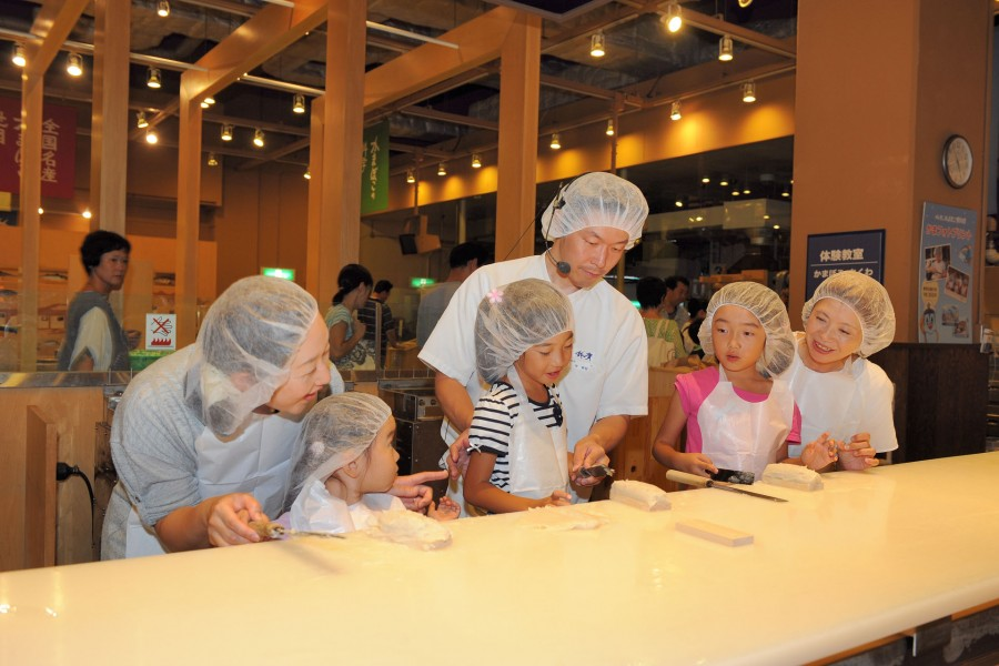 Genießen Sie die Küche von Odawara und shoppen Sie im lebhaften Hakone