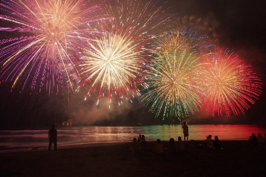 Ve los fuegos artificiales sobre el océano para una noche de verano memorable en Yugawara