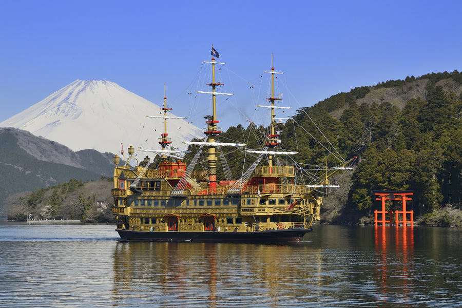Reisen Sie auf einem Piratenschiff über den Ashi See und erkunden Sie dann seine Ufer