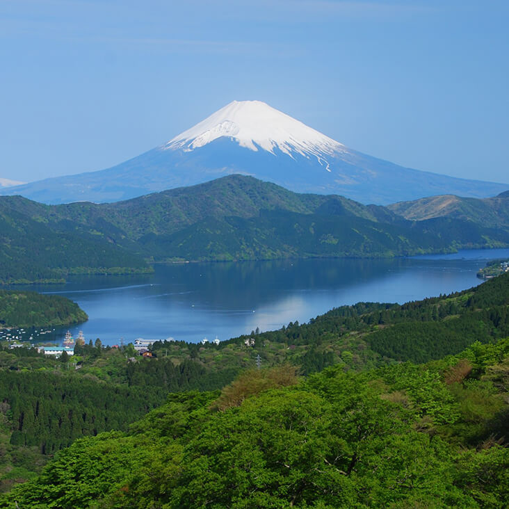富士山を背景にした箱根・芦ノ湖の眺め