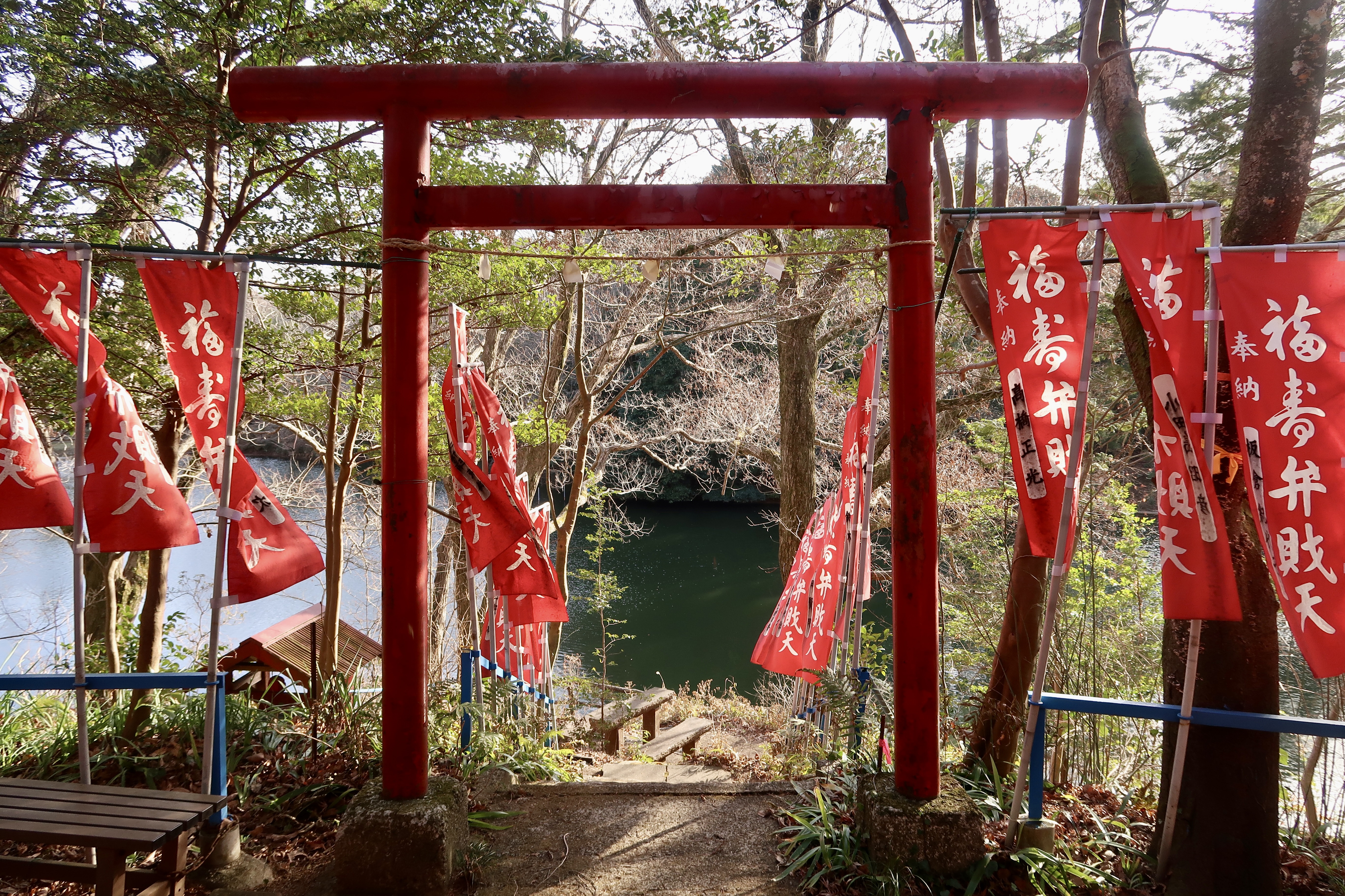 A lakeside Shinto shrine Đền thờ Thần đạo bên hồ