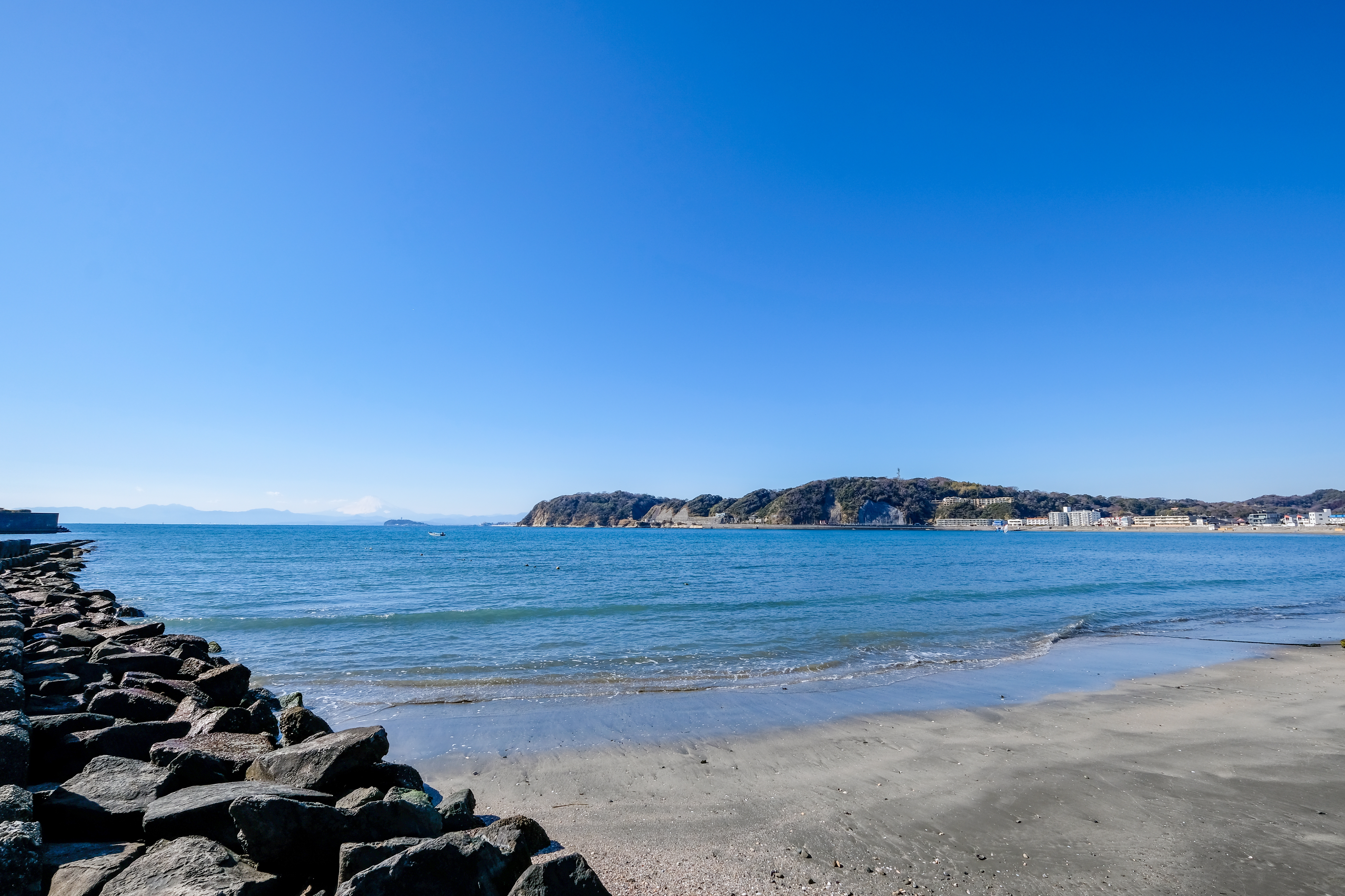 화창한 날의 즈시 해변 (kazu8 / Shutterstock.com)