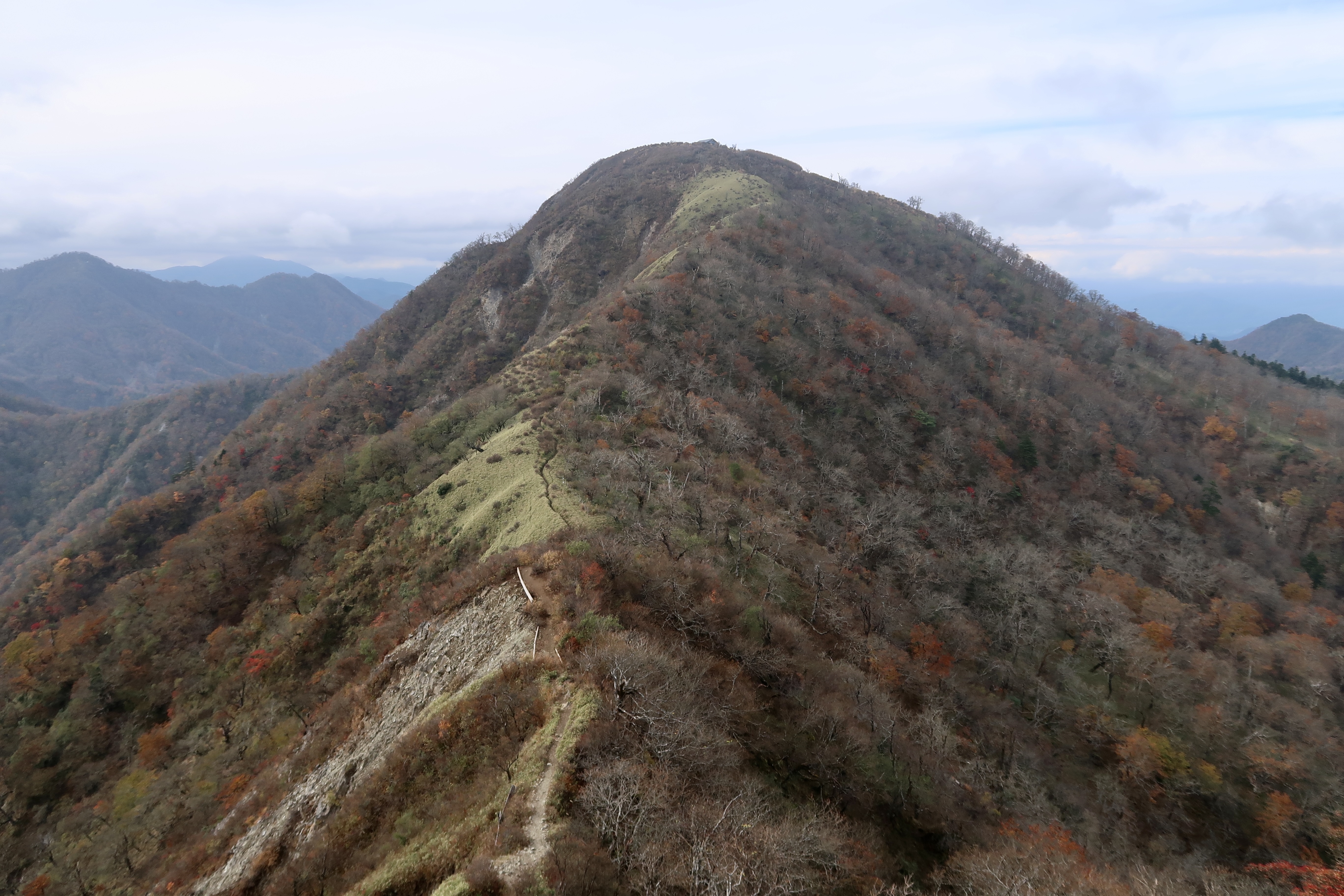 Can you see Hirugatake Hut's roof at the very top?