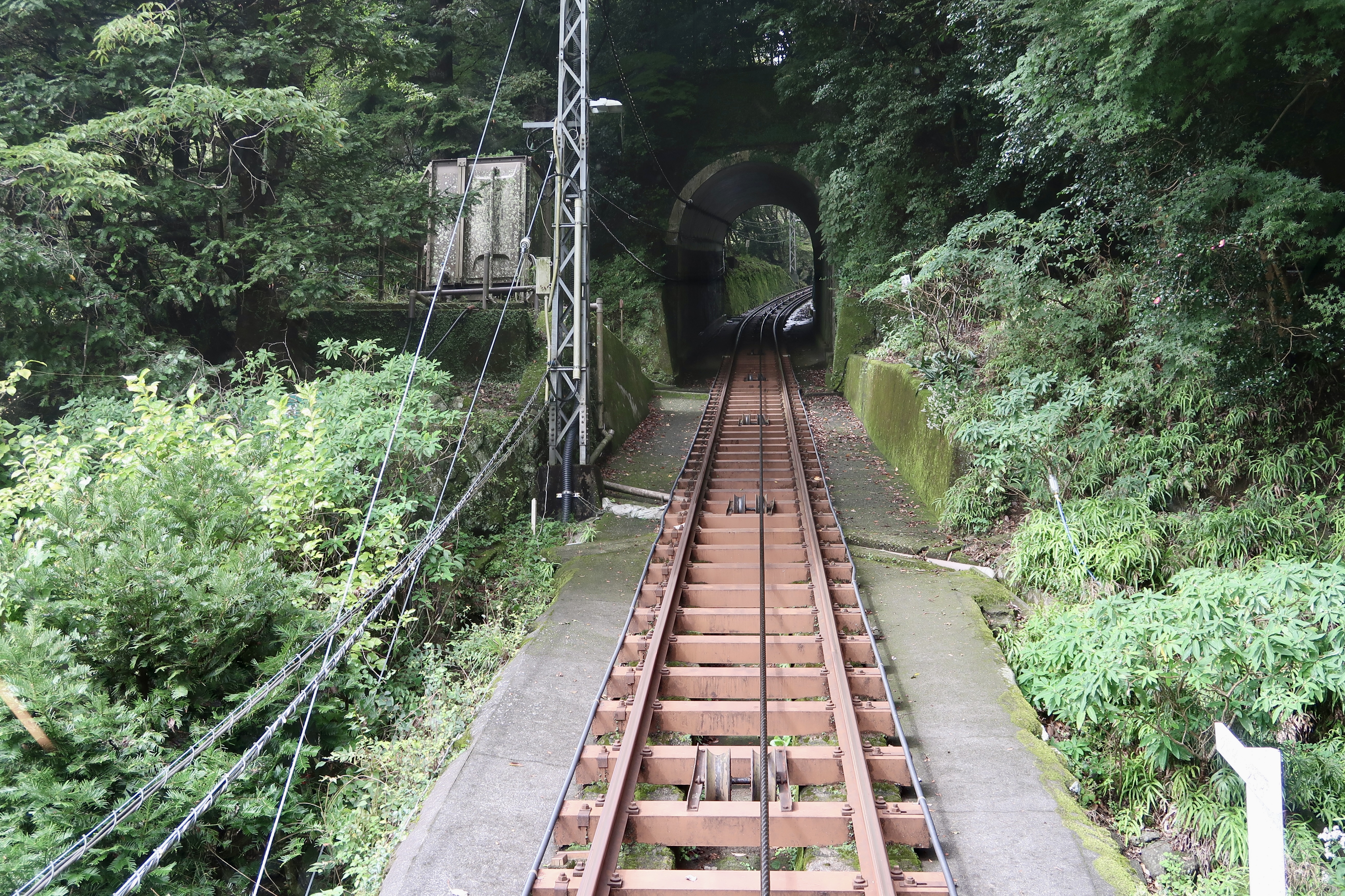 Vista desde los asiendos de delante del funicular Oyama