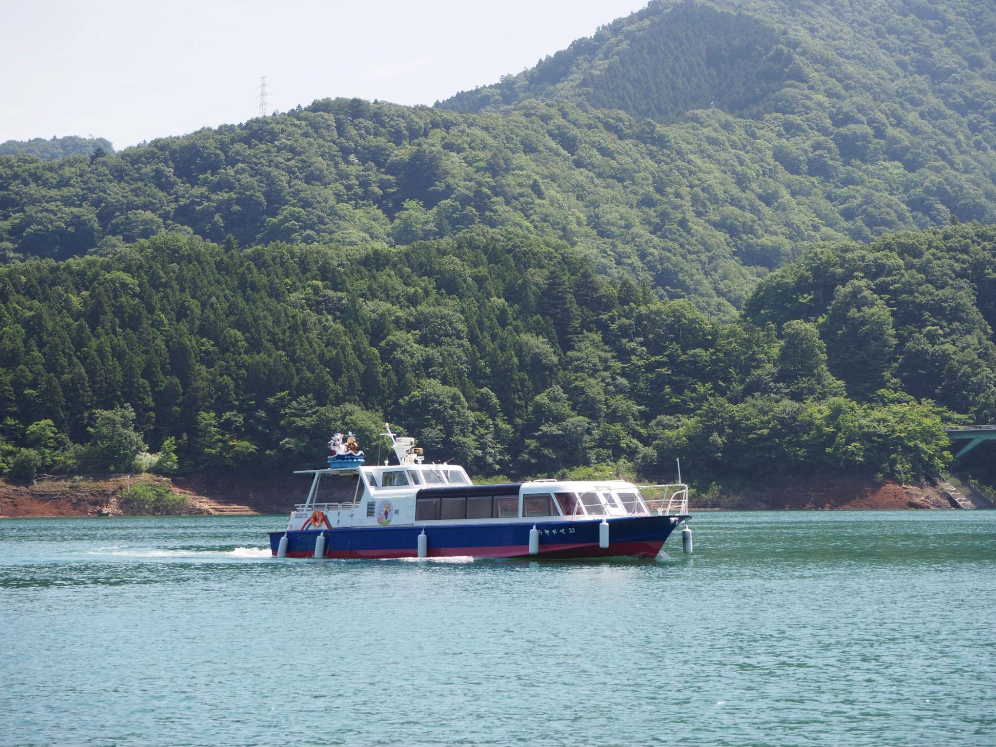 Sightseeing Boat Miyamaru on the waters of Lake Miyagase