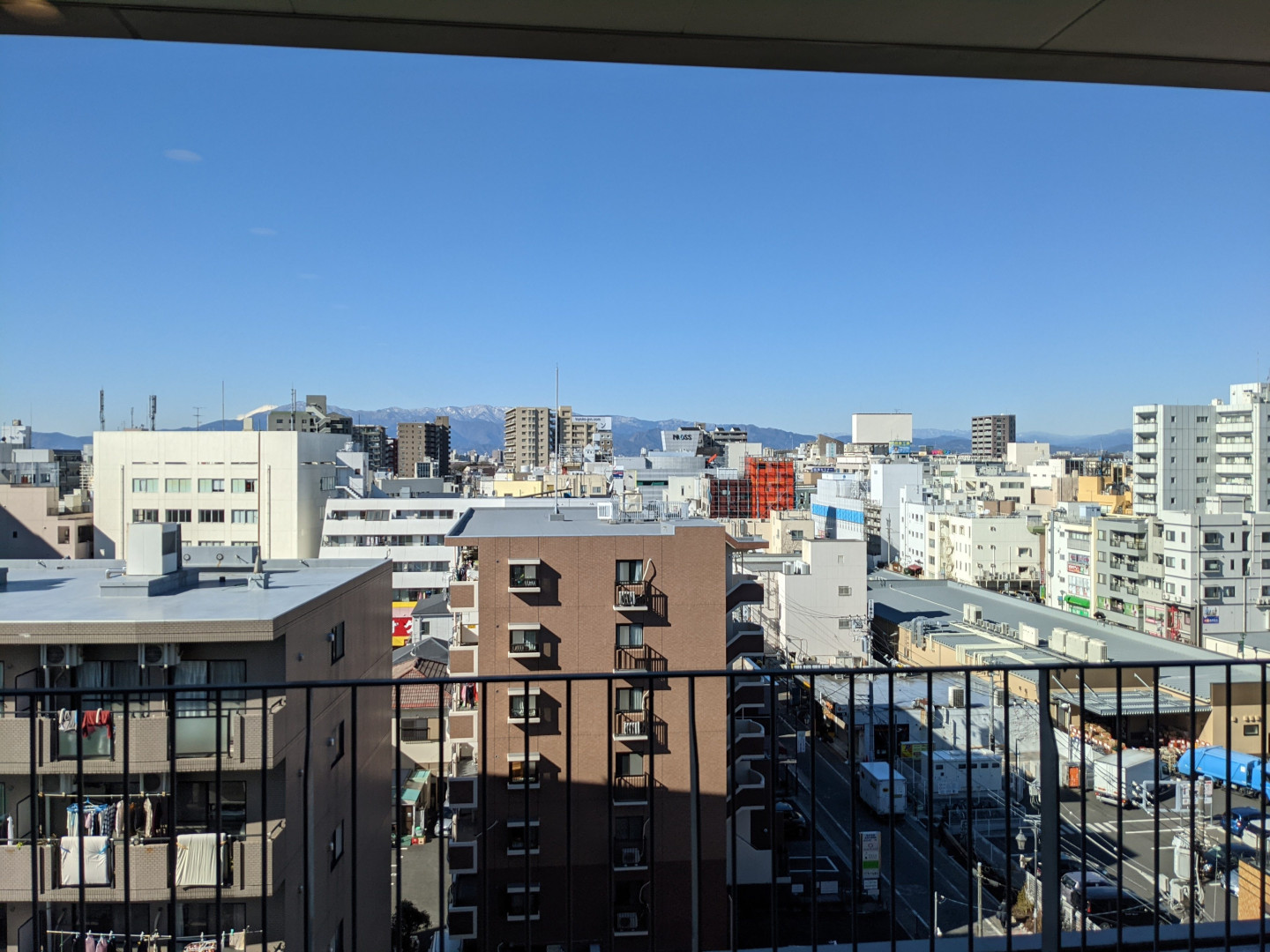 Un vistazo al Monte Fuji a la distancia