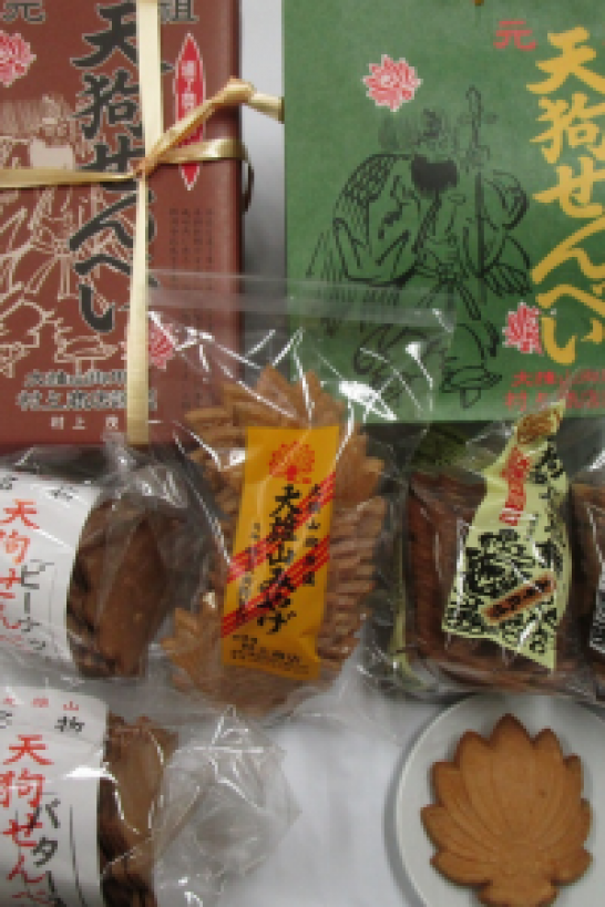Le Tengu Sembei de Daiyuzan (biscuits de riz Tengu du temple Daiyuzan Saijoji)
