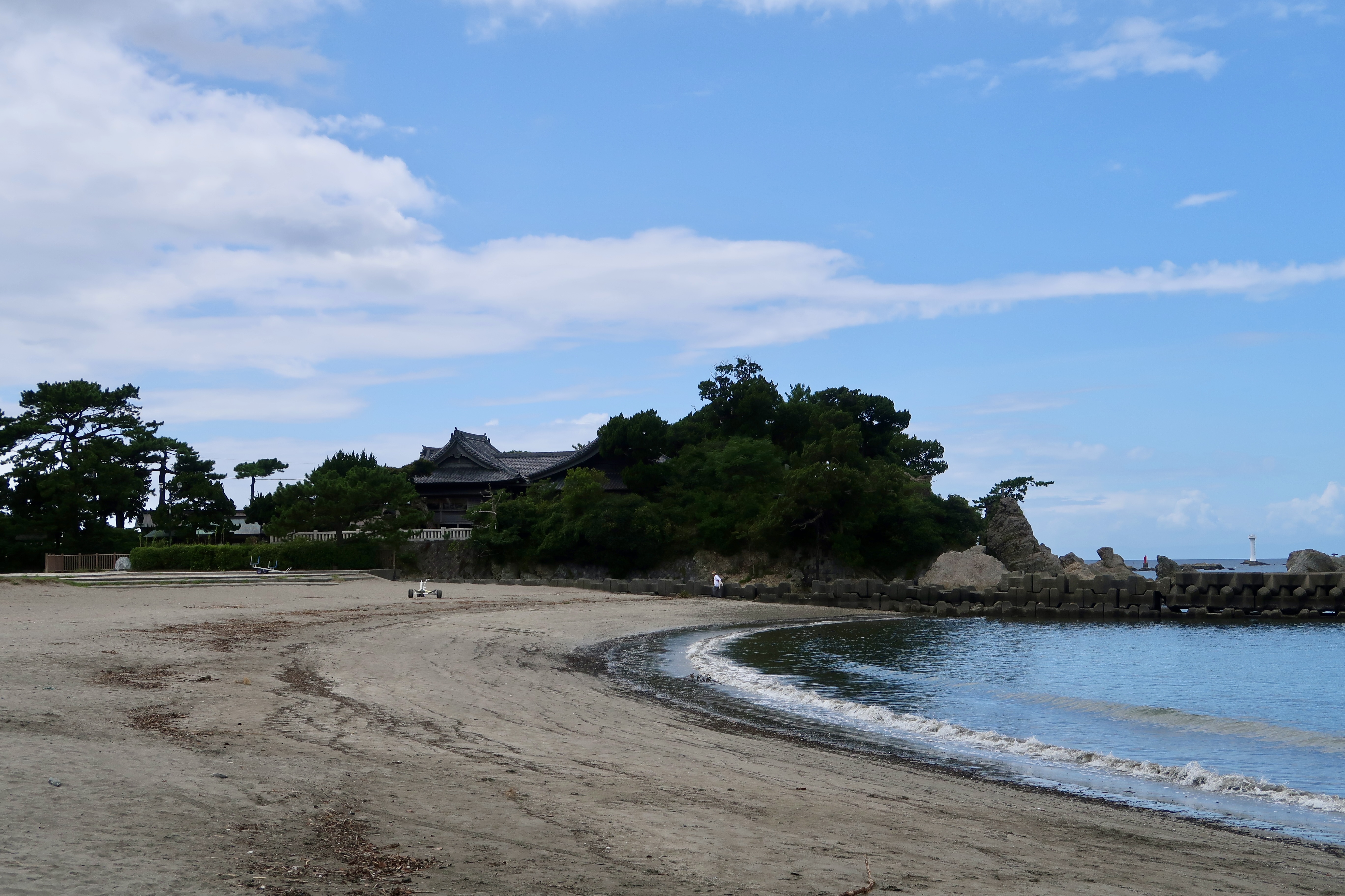 ชายหาดโมริโตะกับศาลเจ้าโมริโตะที่อยู่ห่างออกไป