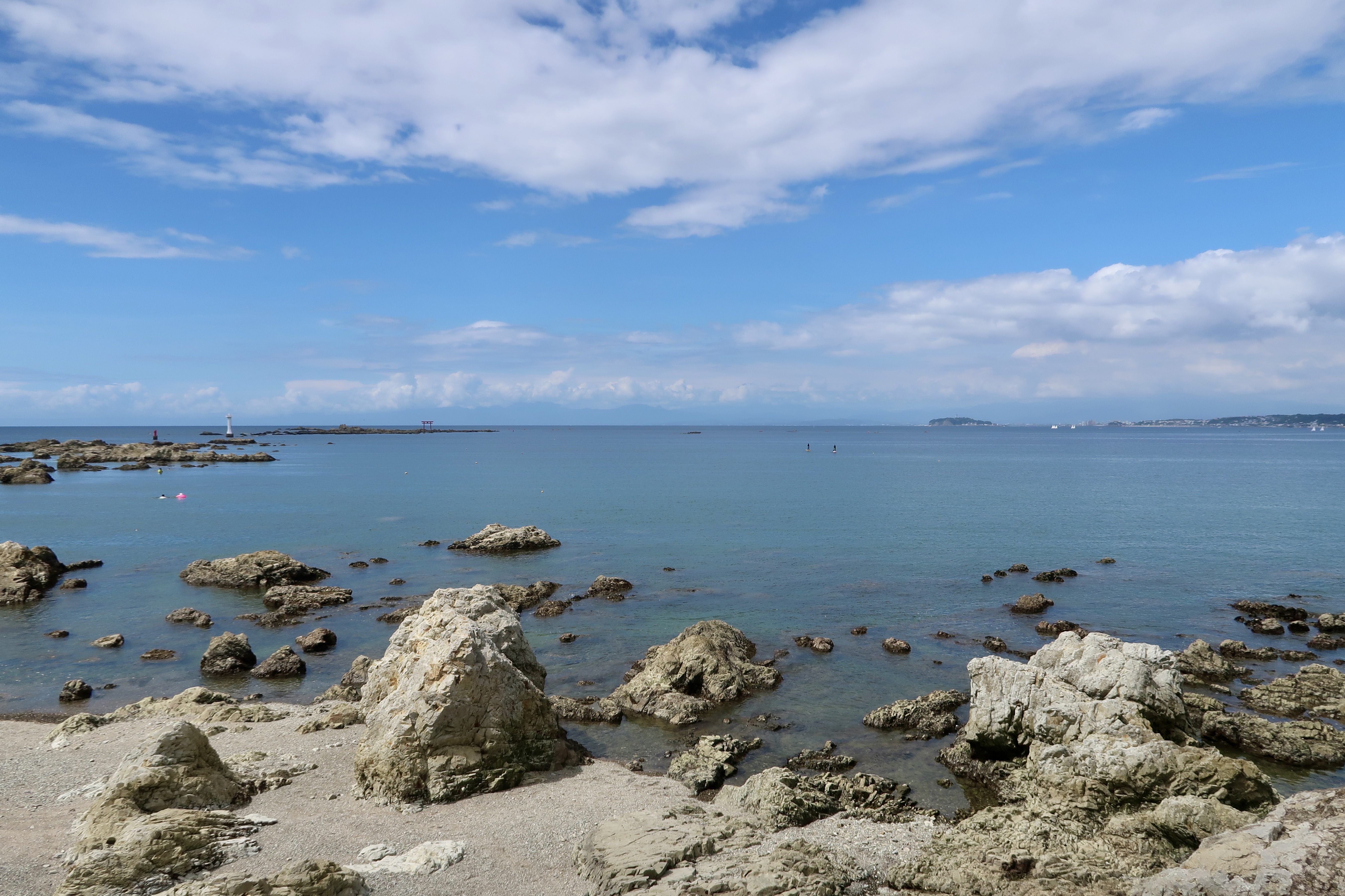 Khung cảnh bên bờ biển từ đền Morito