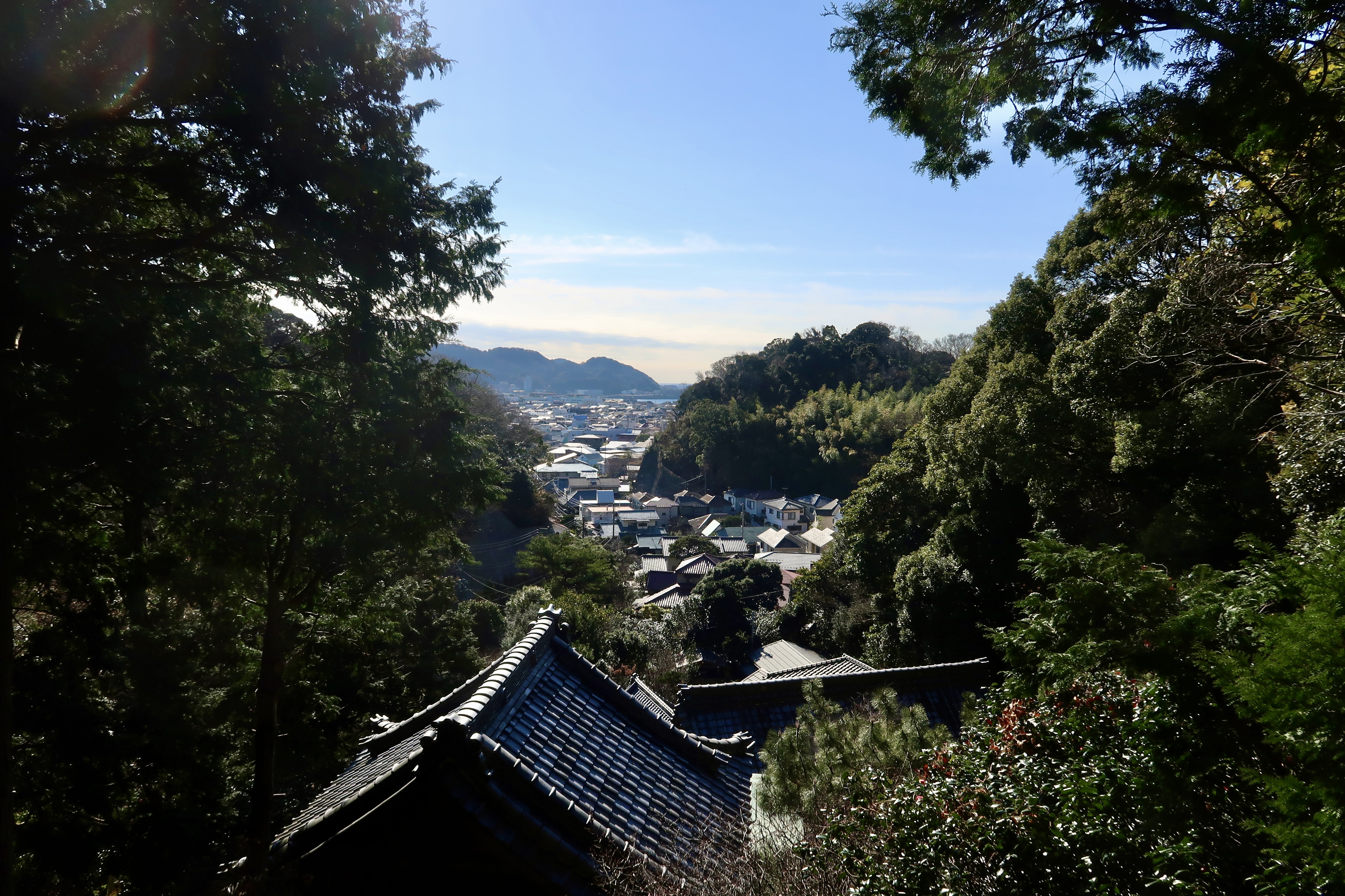 Blick vom Hügelgipfel am Ganden-ji
