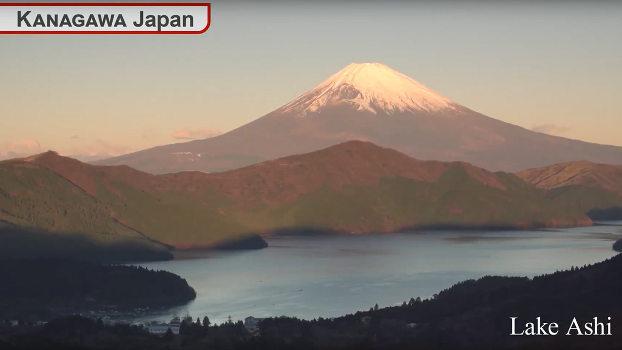 以富士山为背景的箱根芦之湖景色
