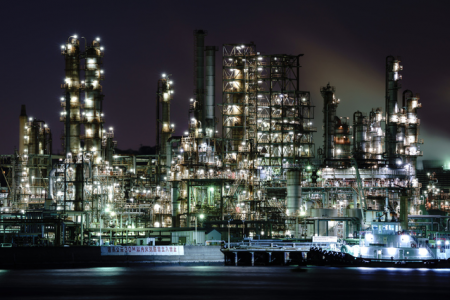 Vista nocturna de las fábricas de la bahía de Negishi image