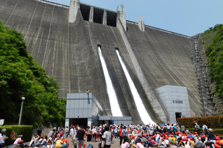 Besichtigung des Miyagase Damms (Öffnung der Fluttore) image