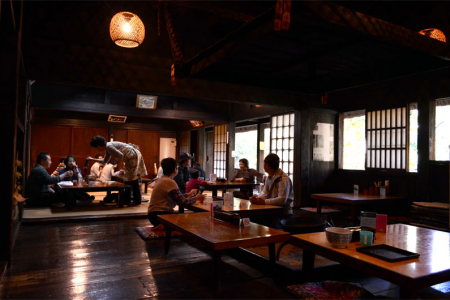 restaurant de Soba &quot;Shirakawa-go&quot; (à l&#039;intérieur de Nihon Minka-en) image