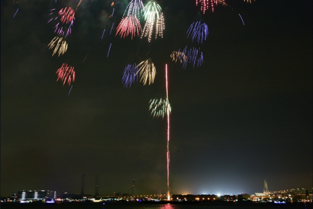 Le crépuscule scintillant de Yokohama (Feu d&#039;artifice au bord de l&#039;océan) image