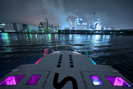 Crucero con vistas nocturnas a la fábrica &quot;Super&quot; de Kawasaki
