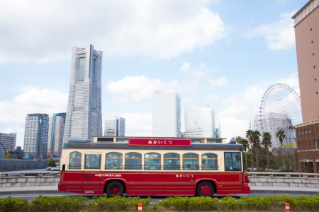 Erkunden Sie touristische Orte mit dem im Retro-Stil gehaltenen &quot;Akai Kutsu&quot; Bus image