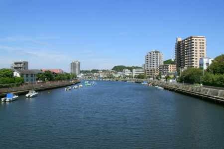 Spaziergang entlang des Sakaigawa-Flusses image