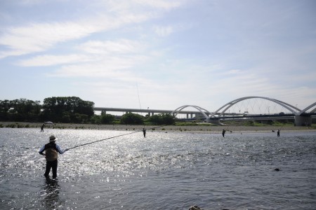 ริมฝั่งแม่น้ำ (แม่น้ำสะกะมิในเมืองอะซึตงิ)