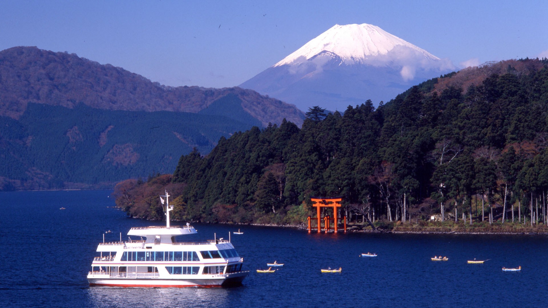 Barco recreativo del lago Ashinoko en Hakone