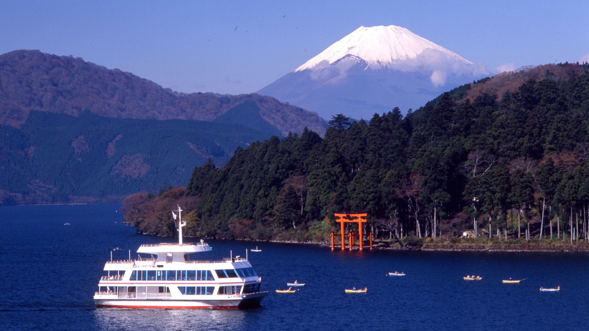 Bâteau de plaisance sur le lac Ashinoko à Hakone