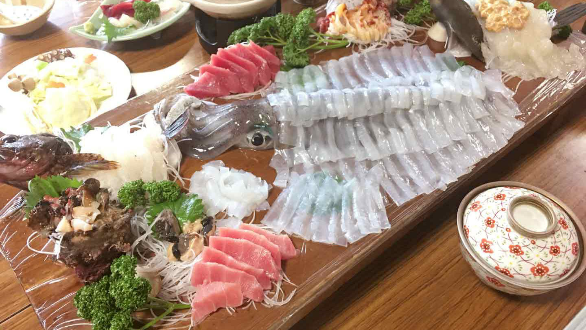 Un plat de poisson dans l'auberge "Minshuku Hara (inn)"