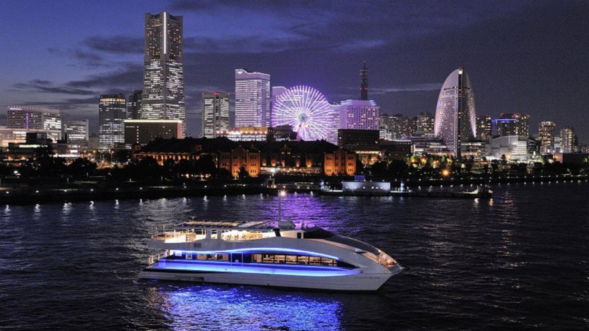  La vue sur Yokohama de nuit dans un fantastique café-bâteau