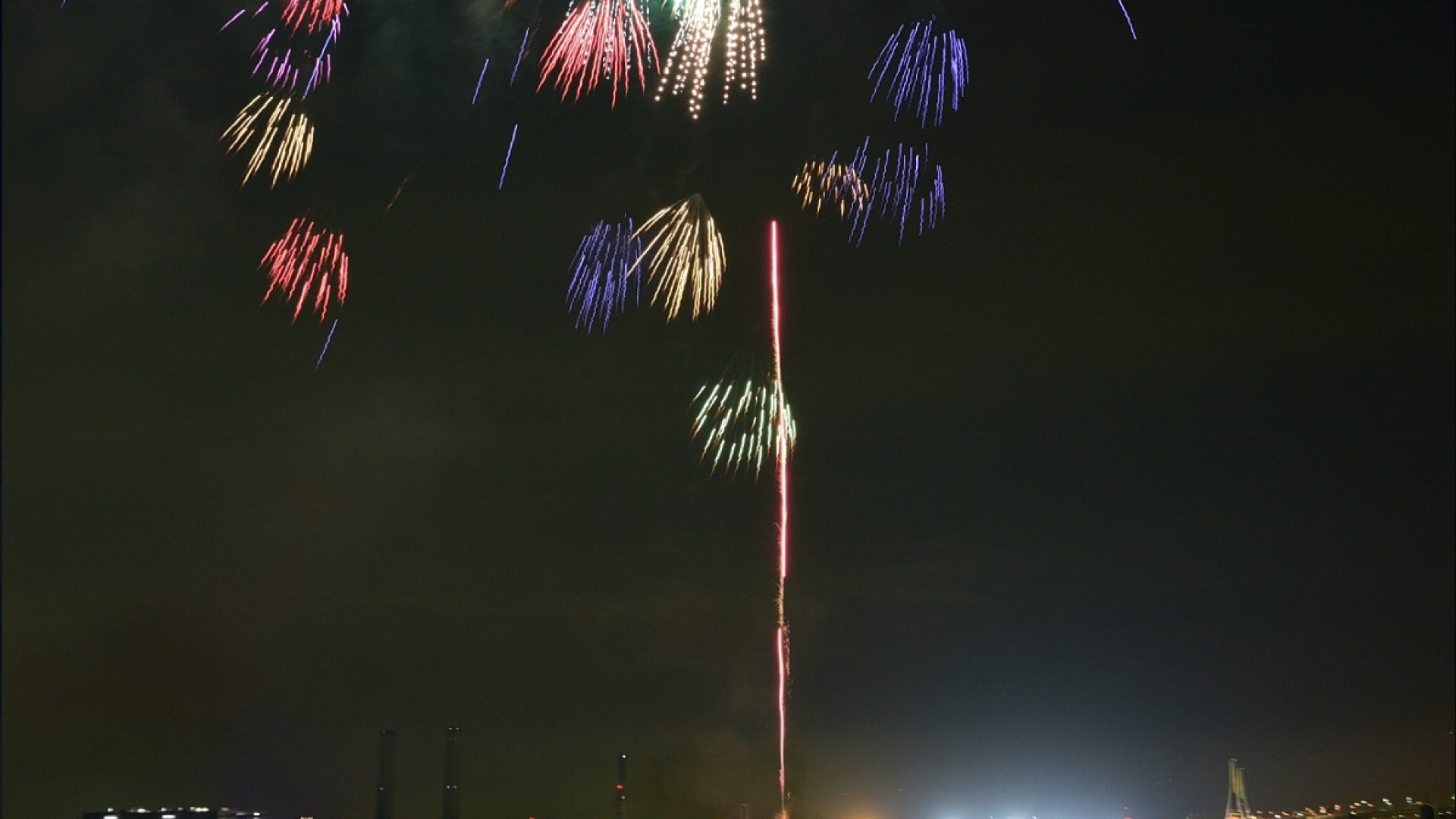 Yokohama Sparkling Twilight (Oceanfront Fireworks)