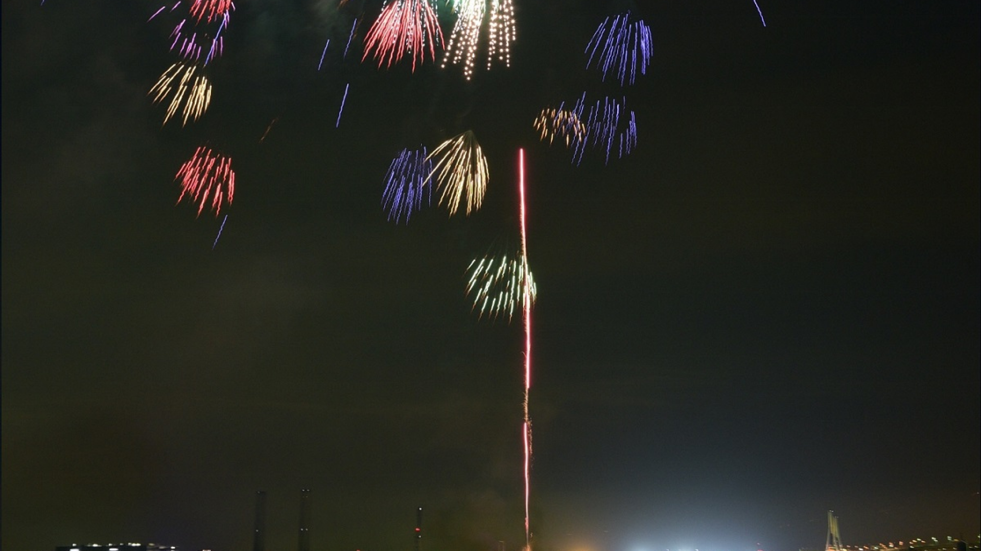 Le crépuscule scintillant de Yokohama (Feu d'artifice au bord de l'océan)