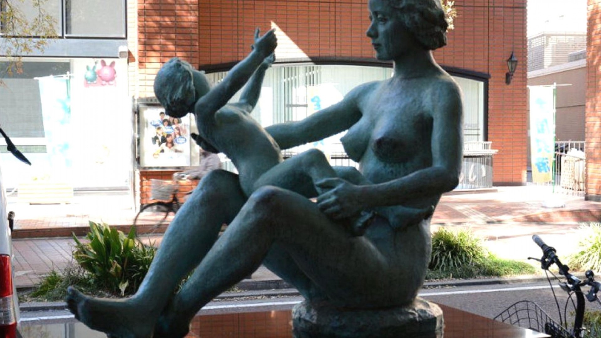 Tác phẩm điêu khắc dành riêng cho nguồn gốc của kem ở Nhật Bản “Mẹ và con trai của mặt trời”