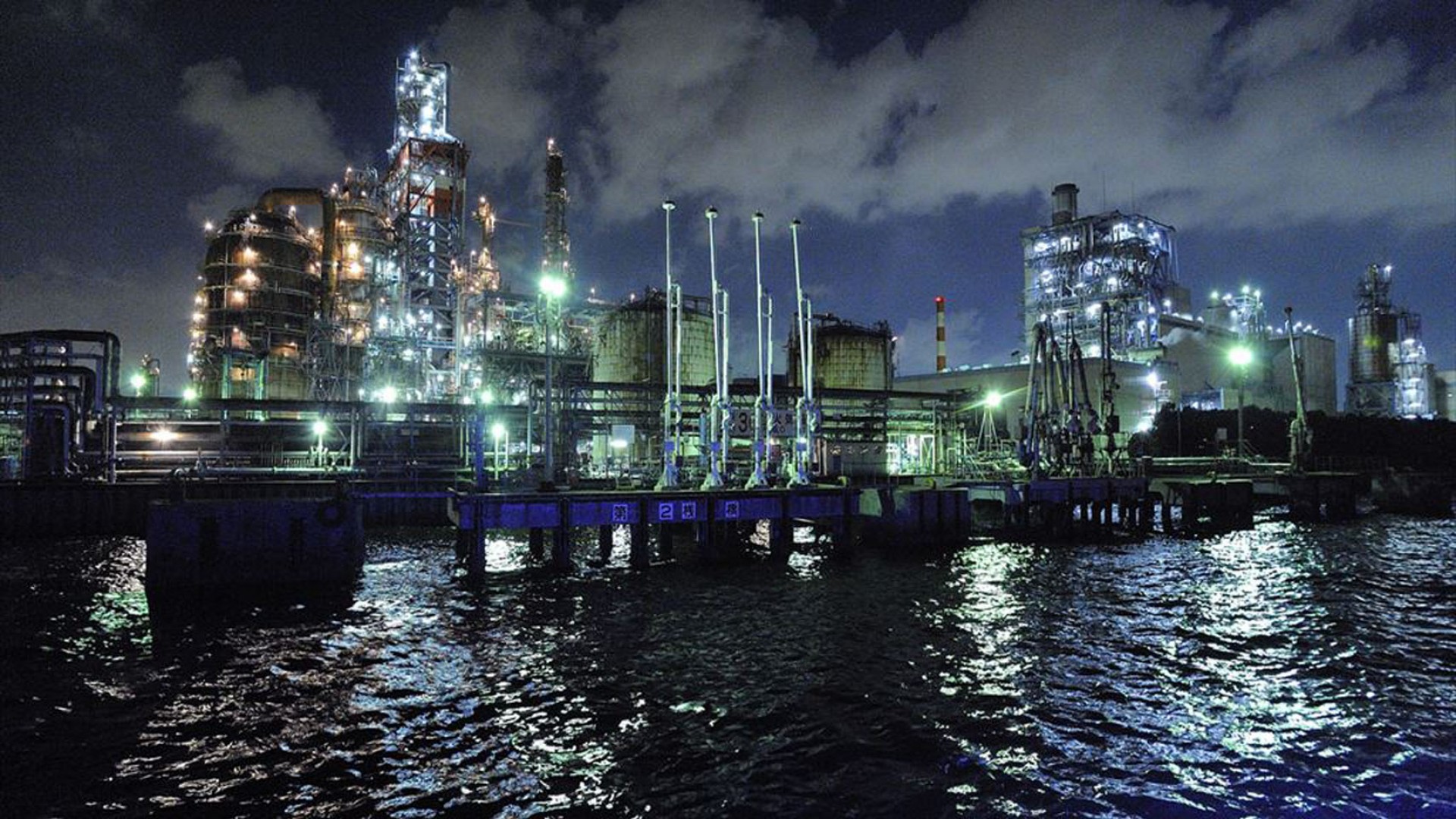 Croisière nocturne dans la jungle industriel