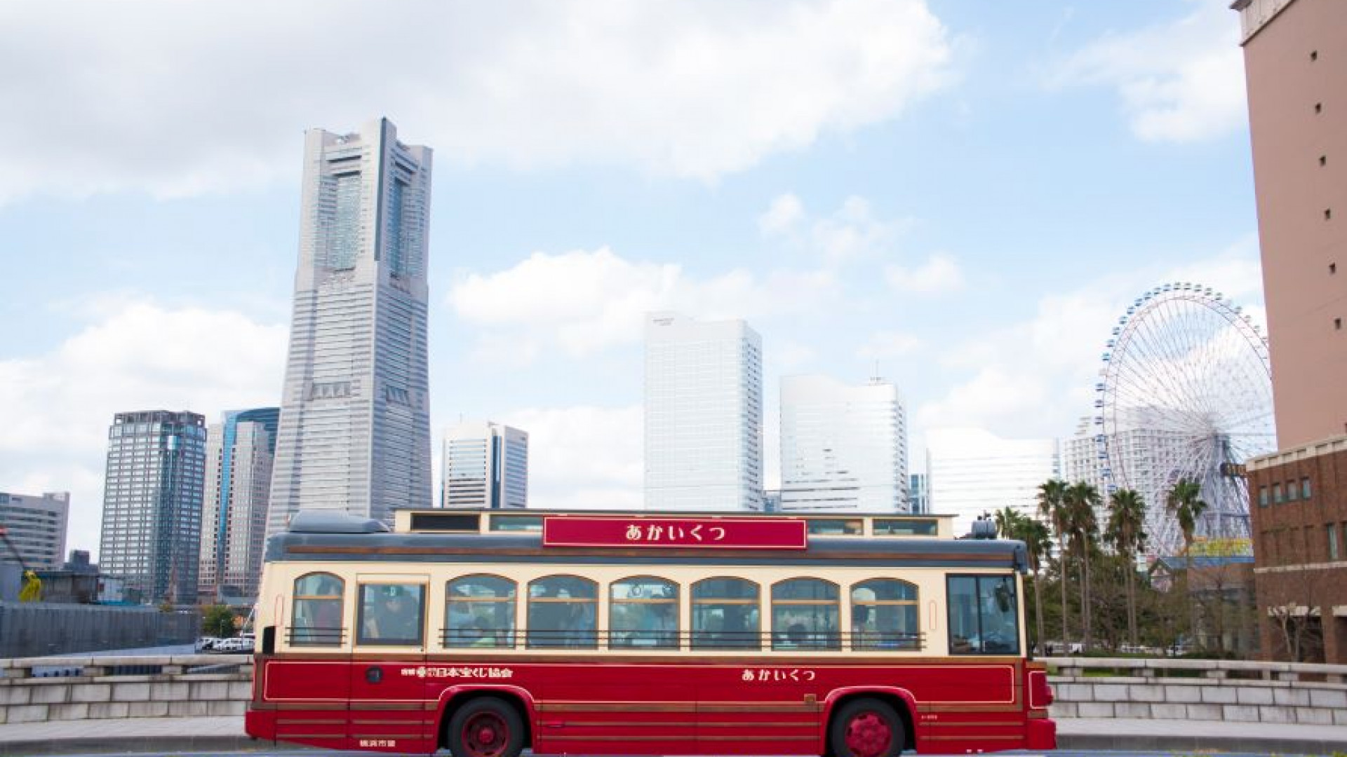Explora los lugares turísticos en el autobús "Akai Kutsu" de estilo retro