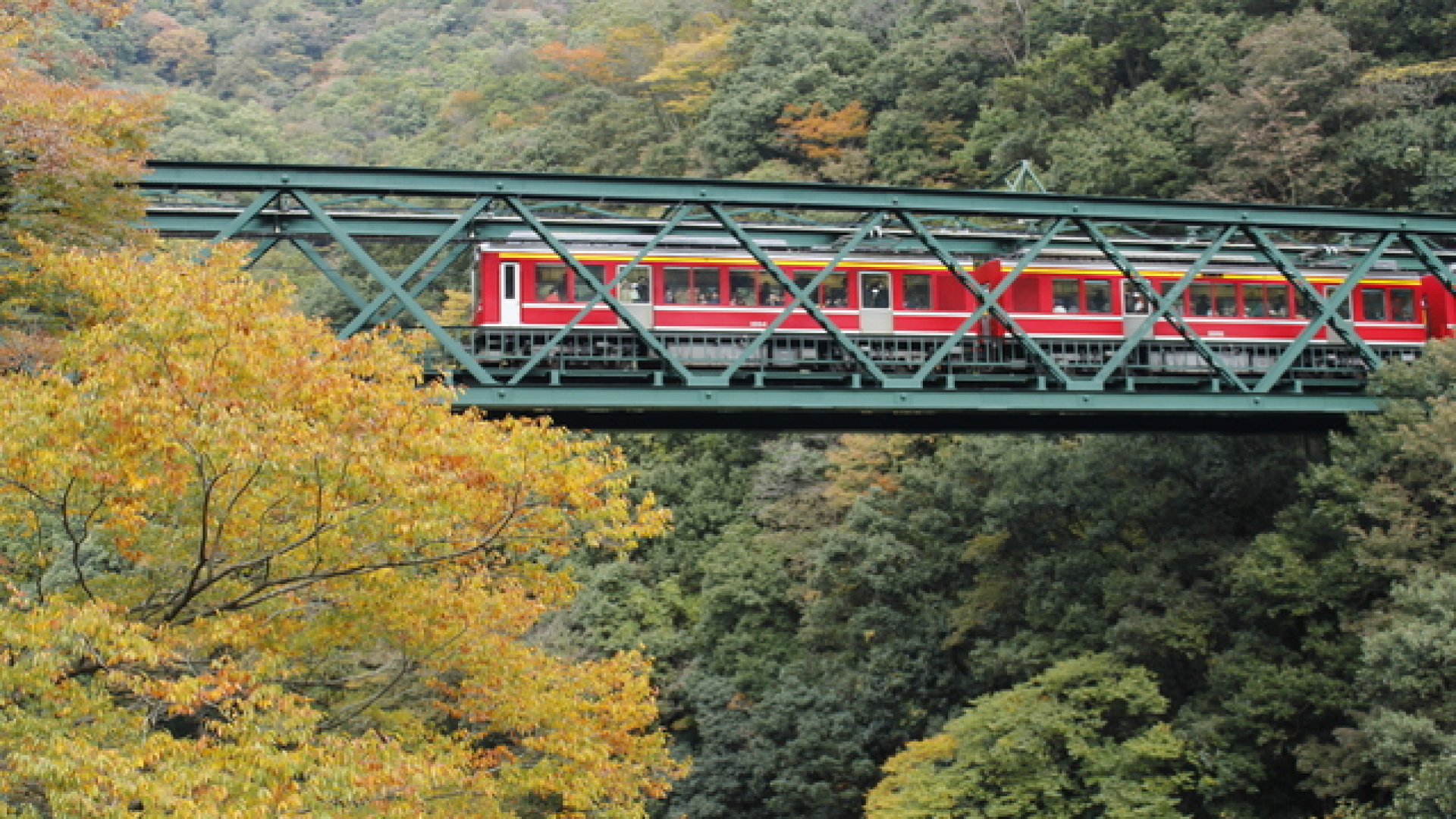 Pont de fer de Deyama et le ruisseau Hayakawa à l'automne