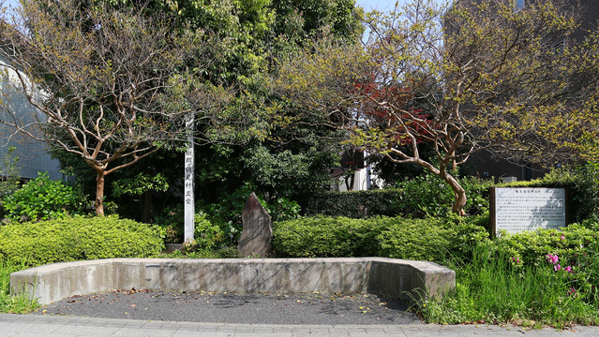 Le site historique de la barrière Tsurumibashi