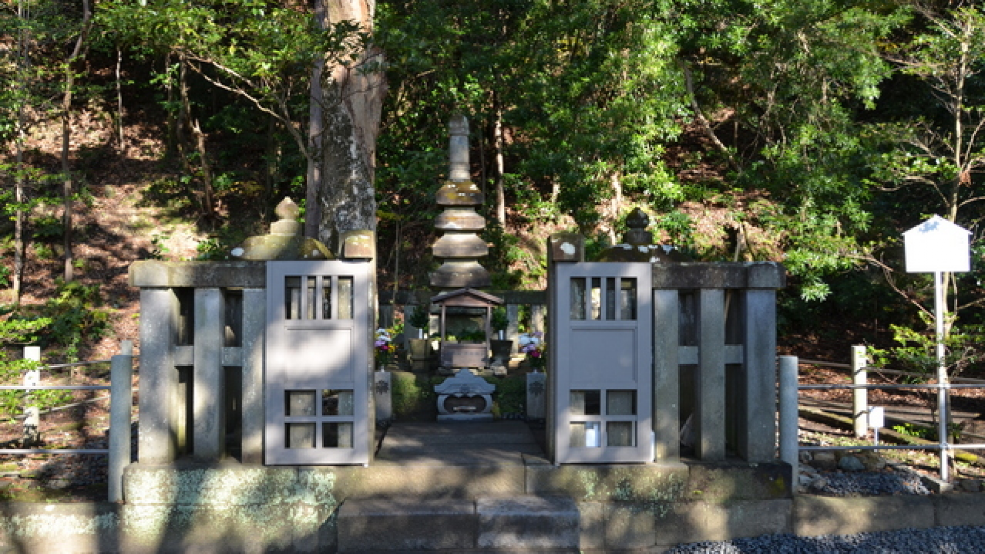 ซากทางประวัติศาสตร์ ฮกเกะ-โดะ (Hokke-do) หลุมฝังศพของมินาโมโตะ โนะ โยริโตโมะ (Minamoto no Yoritomo)