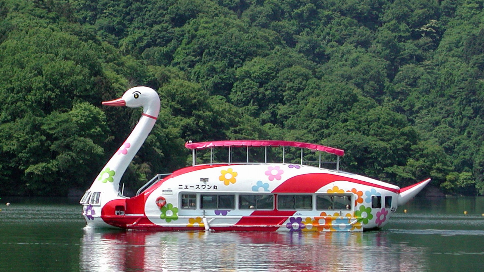 Swan Maru, ein schwanenförmiges Ausflugsboot"